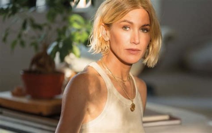 Exploring the Artistic Expression of Jennifer Landon in Nude Art