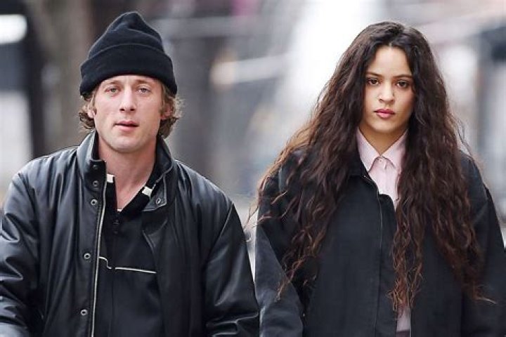 Exploring the Life and Relationship of Jeremy Allen White and His Sister