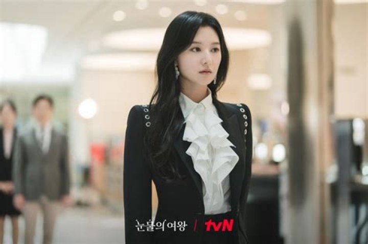Kim Ji Won: The Rising Star of Korean Entertainment